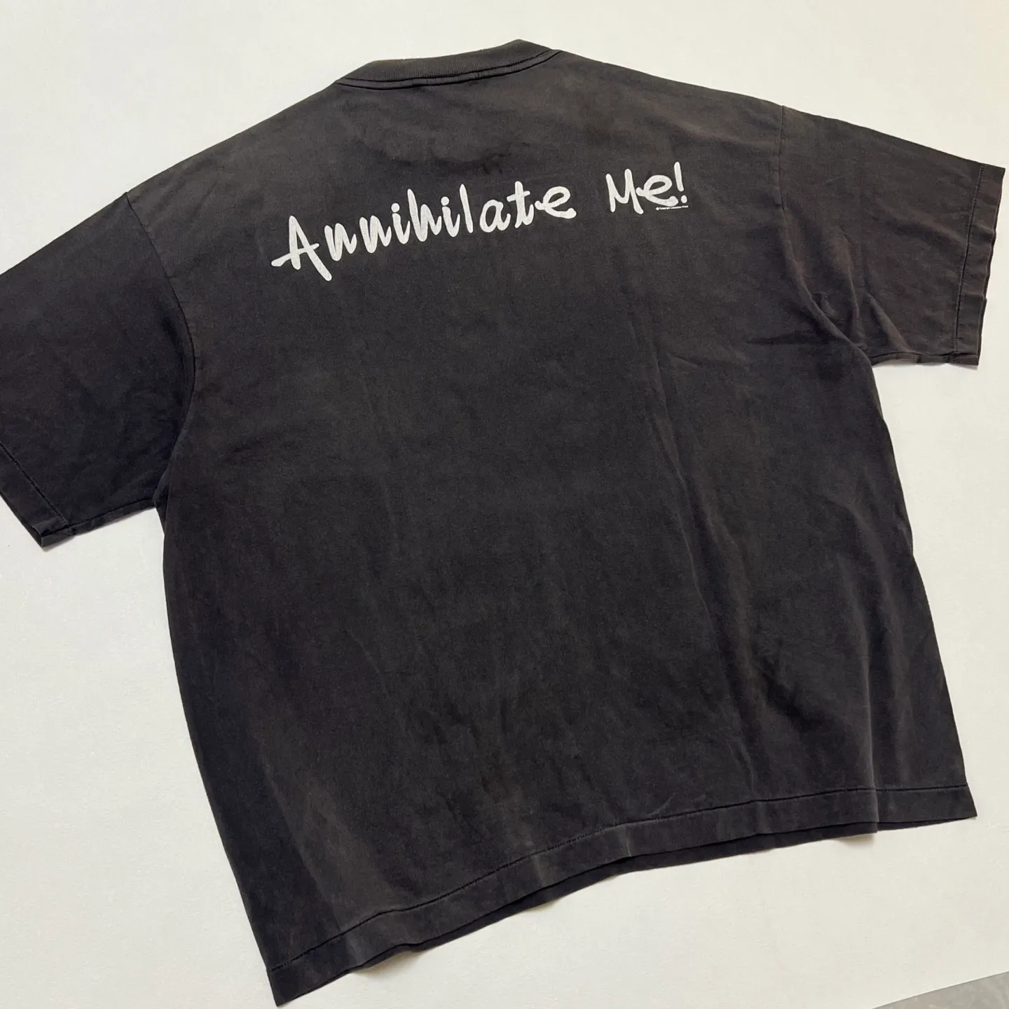 SAINT MXXXXXX SAINT SS TEE/BLK Green SAINT BOX LOGO short sleeves Washed black S-XL Look for cylindrical fabrics without side seams. Don’t buy open ones anymore. It’s boring. Assute garments are dyed. The whole piece is sprayed with horse-hair spray. Then spray it again to fade. The collar and cuffs are frayed. Many places are damaged. Authentic grade printing is restored. Accessories are complete. With little angel anti-counterfeiting label.
